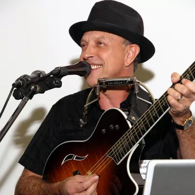 HUGO  Solo Musician Guitarist Singer ONE MAN BAND
