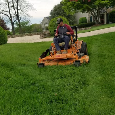 Lawn Care & Mowing (Martin Arellano)