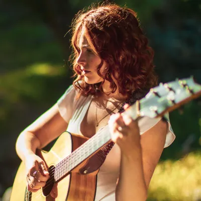 Emily Laliotis // Live Singer-Guitarist