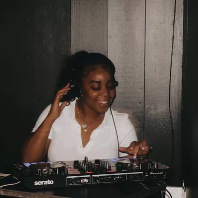 NelleDoesit’s DJ Services
