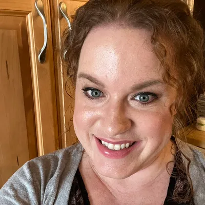 Emily Jean: The Traveling Makeup Queen