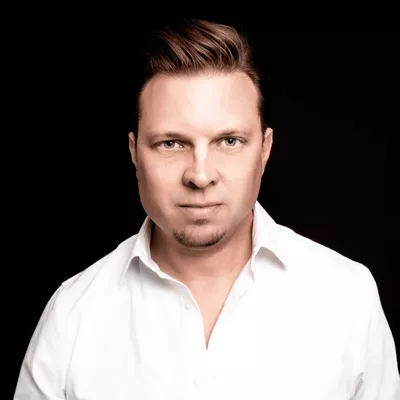 Aaron Farrier | Visual Designer & Photographer
