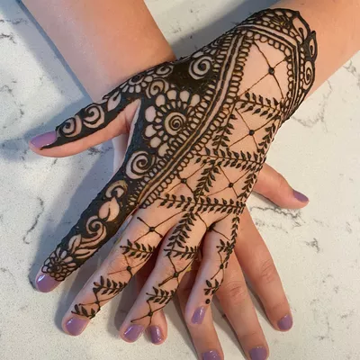 Baloon Twister, Glitter tattoo and Henna By Heera