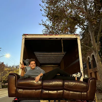 AV Moving