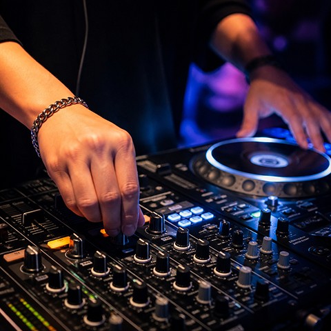 DJs
