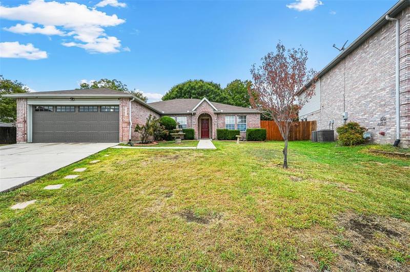 1004 Dove Cir, Saginaw, TX 76131 for Sale