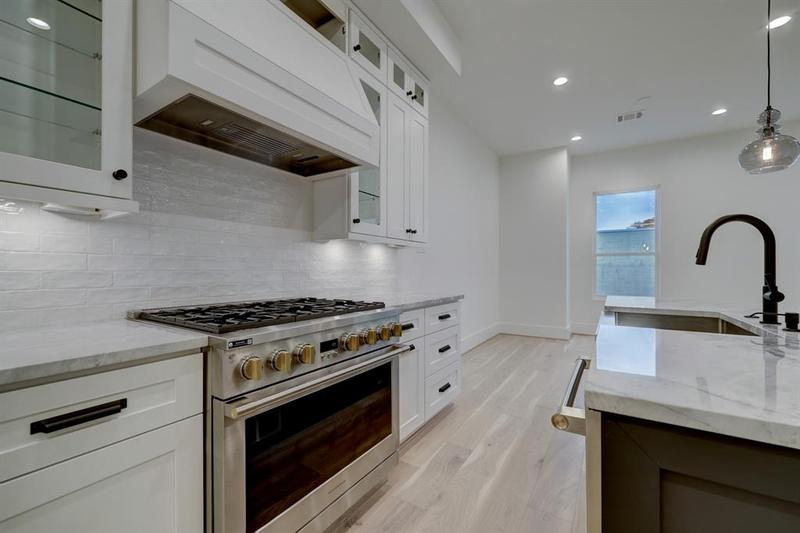 712 W 22nd St D, Houston, TX 77008 for Sale