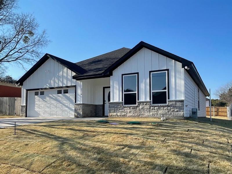 2210 Beverly Drive, Granbury, TX 76048 for Sale