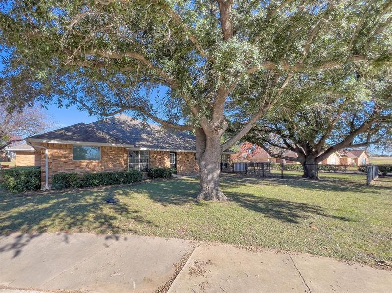 101 Village Gate Dr, Waxahachie, TX 75165 for Sale
