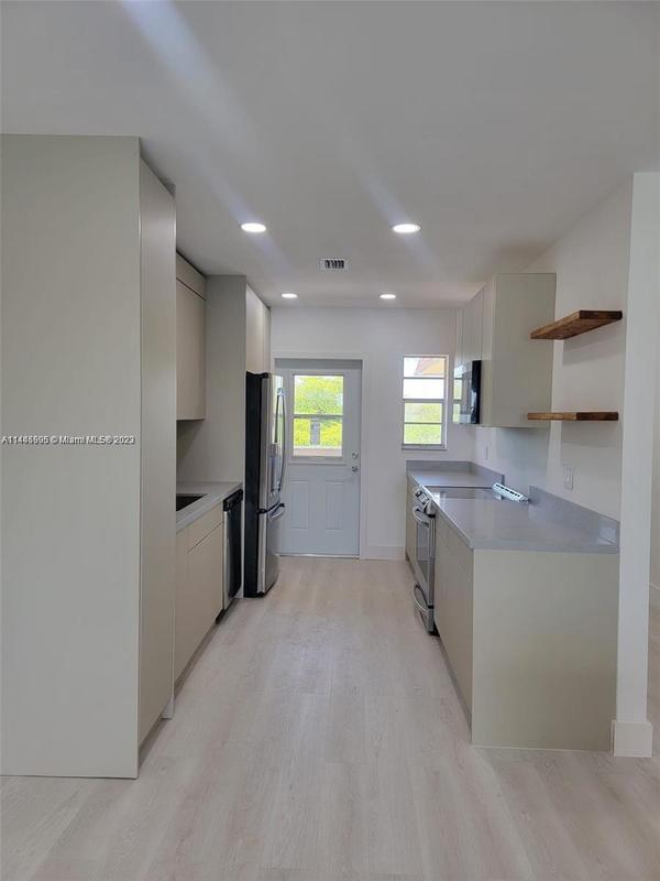 251 Northeast 187th Street, Unit 827, Miami, FL 33179 for Sale