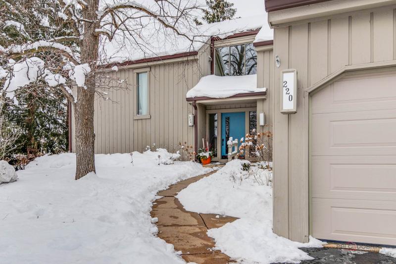 220 Thornhill Lane, Unit B, Lake Barrington, IL 60010 for Sale
