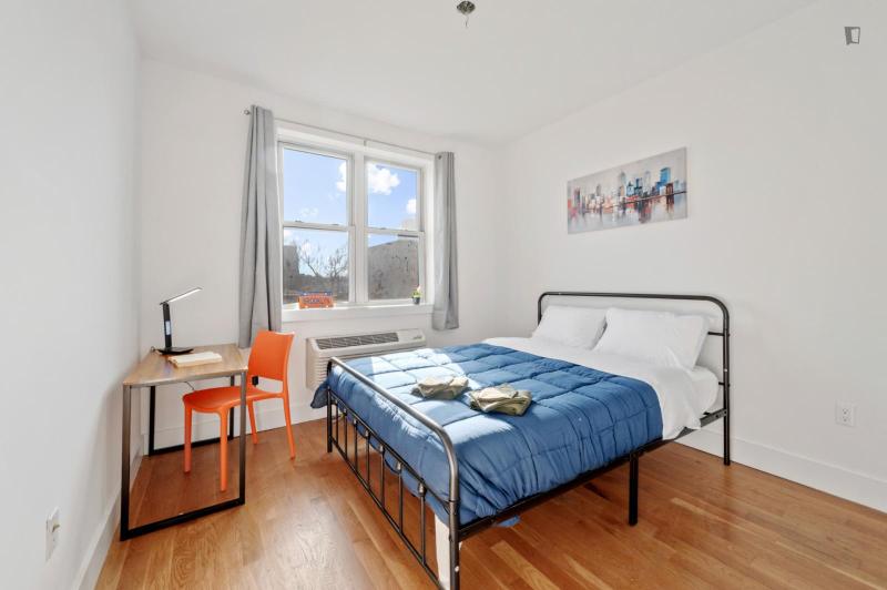 Welcoming double bedroom close to Broadway metro station for Rent