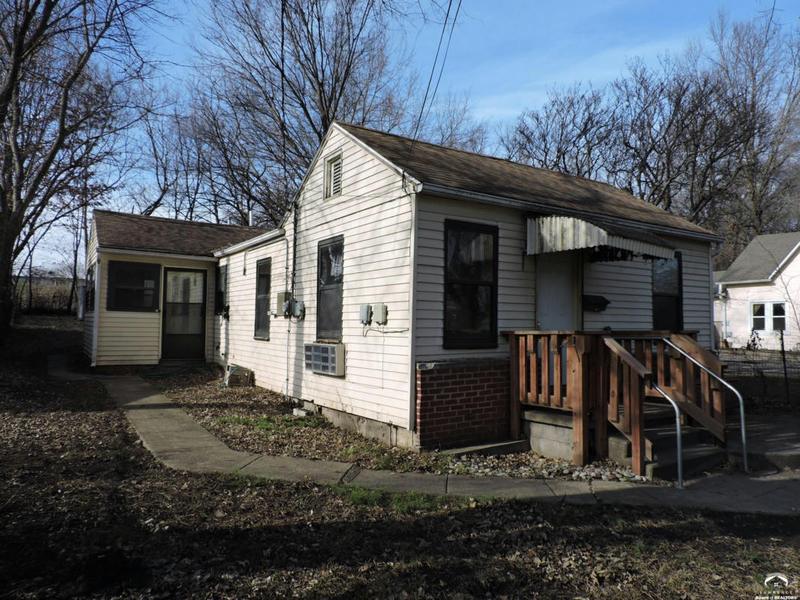 1407 MAPLE LN, Lawrence, KS 66044 Single Family Residence For Sale  MLS# 160204