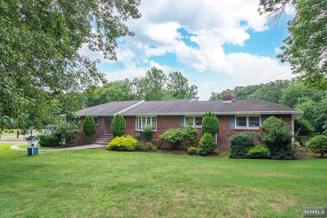 32 GRANDVIEW AVE, Upper Saddle River, NJ 07458 Single Family Residence For Sale  MLS# 24001768