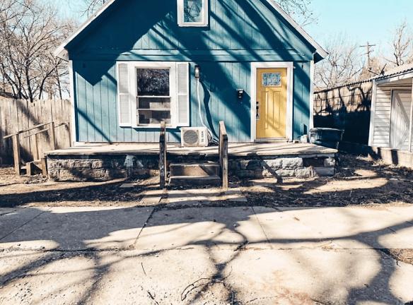 328 N Oklahoma Ave - Shawnee, OK 74801 - Home For Rent