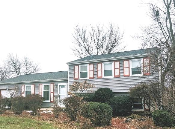 1329 Elm Dr - Schaumburg, IL 60194 - Home For Rent