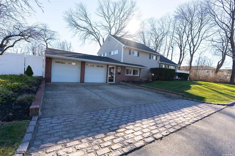 31 Newark Street, Lindenhurst, NY 11757 for Sale