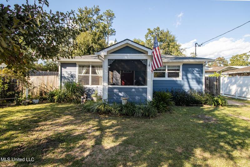 400 Wainwright St, Waveland, MS 39576  MLS# 4061962 for Sale
