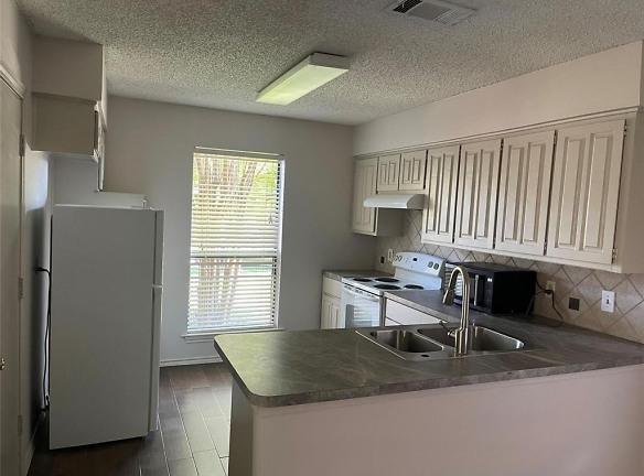 916 Boxwood Dr - Lewisville, TX 75067 - Home For Rent