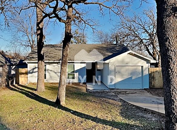 915 Winnie Street - Fort Worth, TX 76112 - Home For Rent