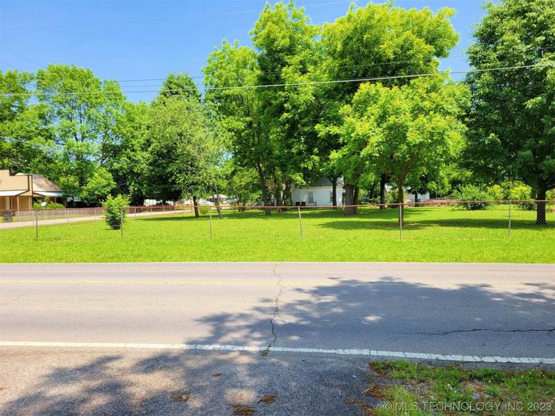 906 S MAIN ST, Sallisaw, OK 74955 Single Family Residence For Sale  MLS# 2341625
