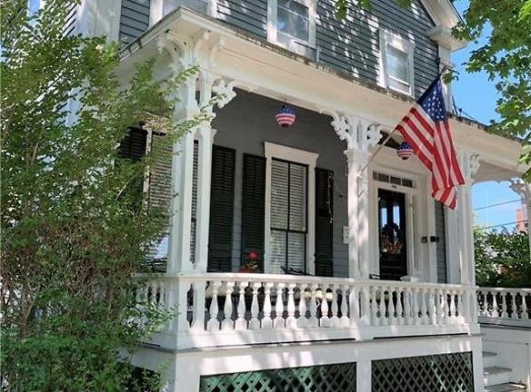 201 High St #2F - Bristol, RI 02809 - Home For Rent