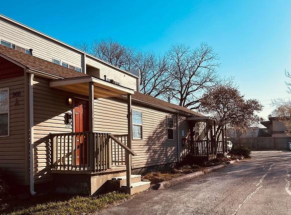 908 S Robberson Ave - Springfield, MO 65806 - Home For Rent