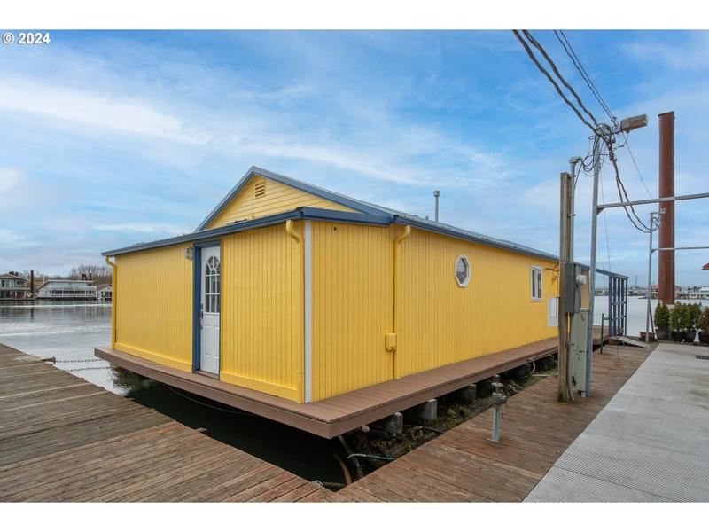 580 N Tomahawk Island DR, Portland OR 97217 for Sale