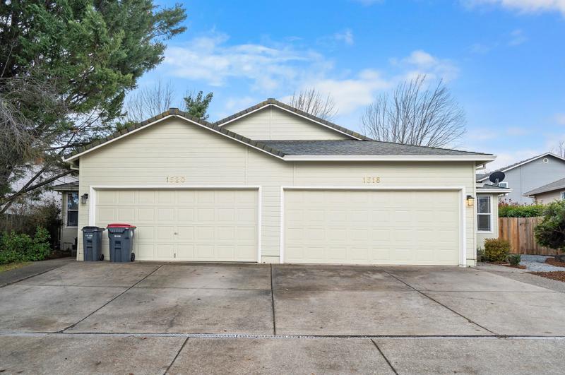1518-1520 Hollyhock Dr, Medford, OR 97504 - MLS 220175016 for Sale