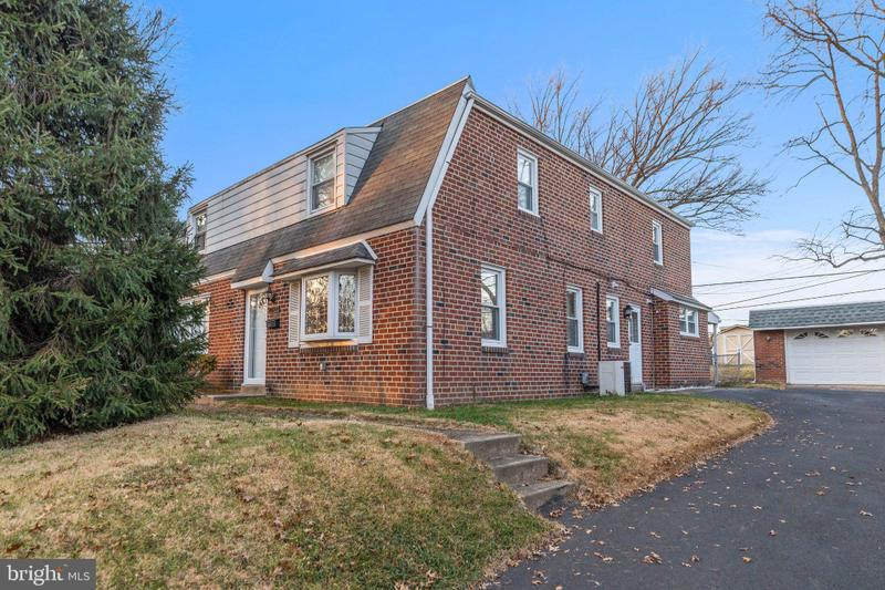 8622 Bloomfield Avenue, Philadelphia, PA 19115 for Sale