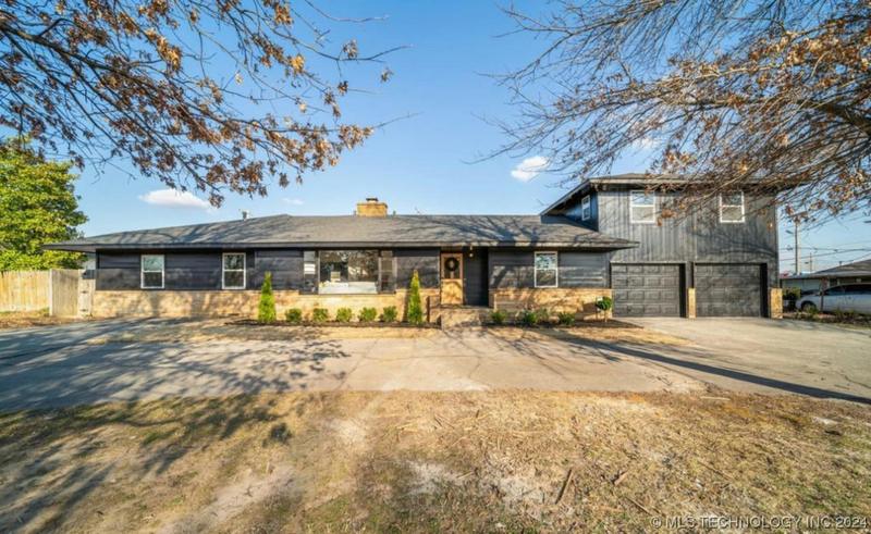 1011 N KENWOOD AVE, Broken Arrow, OK 74012 Single Family Residence For Sale  MLS# 2400429