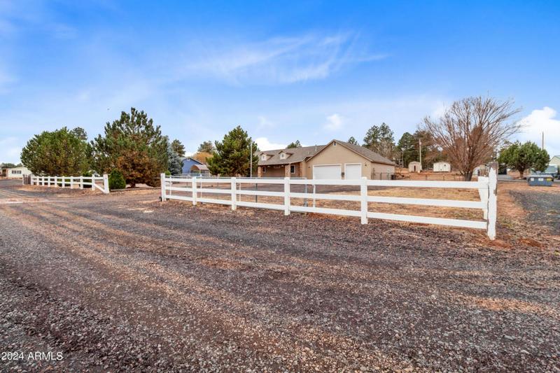 910 TIMBER HOLLOW RD, Show Low, AZ 85901 Single Family Residence For Sale  MLS# 6662070 for Rent
