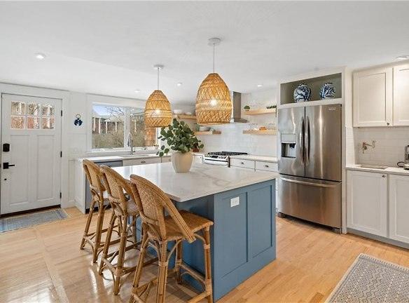 39 Bateman Ave - Newport, RI 02840 - Home For Rent