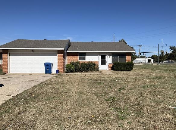 5402 Texoma Dr - Enid, OK 73703 - Home For Rent