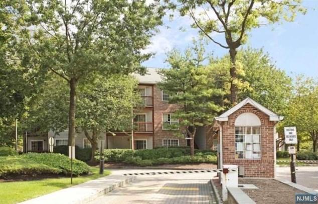 243 Village Cir Dr, Fort Lee, NJ 07024 - MLS 24003114 for Rent