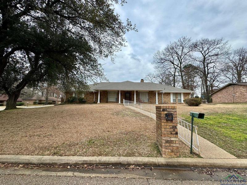 100 Briarmeadow Dr, Longview, TX 75604 for Sale