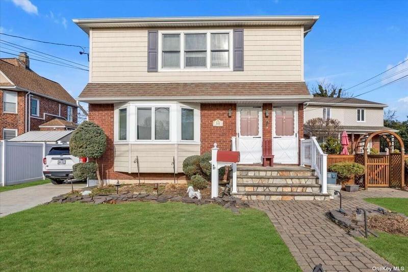 100 Stella, Lynbrook, NY 11563  621111059 for Sale