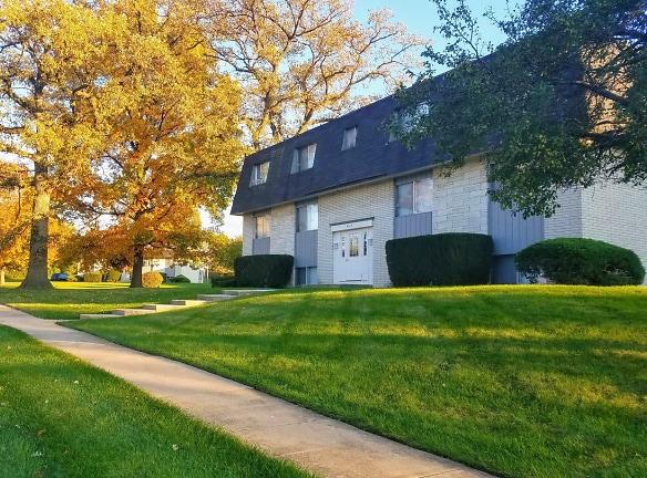 Carriage House - 4344 Mc Clure - Gurnee, IL Apartments for Rent