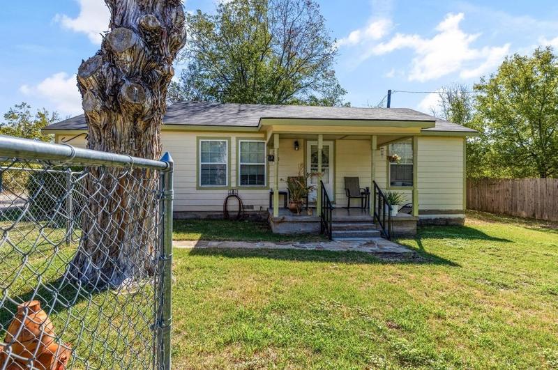 711 W Park Ave, Weatherford, TX 76086 - MLS 20456985 for Sale