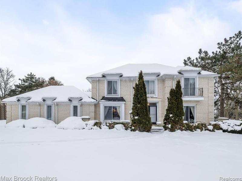4465 Strathdale Ln, West Bloomfield Twp, MI 48323 - MLS 20240003266 for Sale