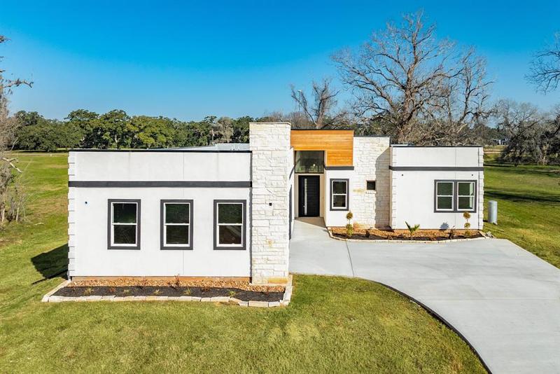 209 Horse Shoe Trl, Angleton, TX 77515 for Sale
