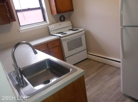 48 Evergreen Ave - Hartford, CT 06105 - Home For Rent