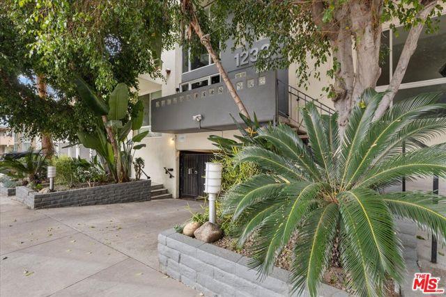 1233 N Flores 202, West Hollywood CA 90069 for Sale