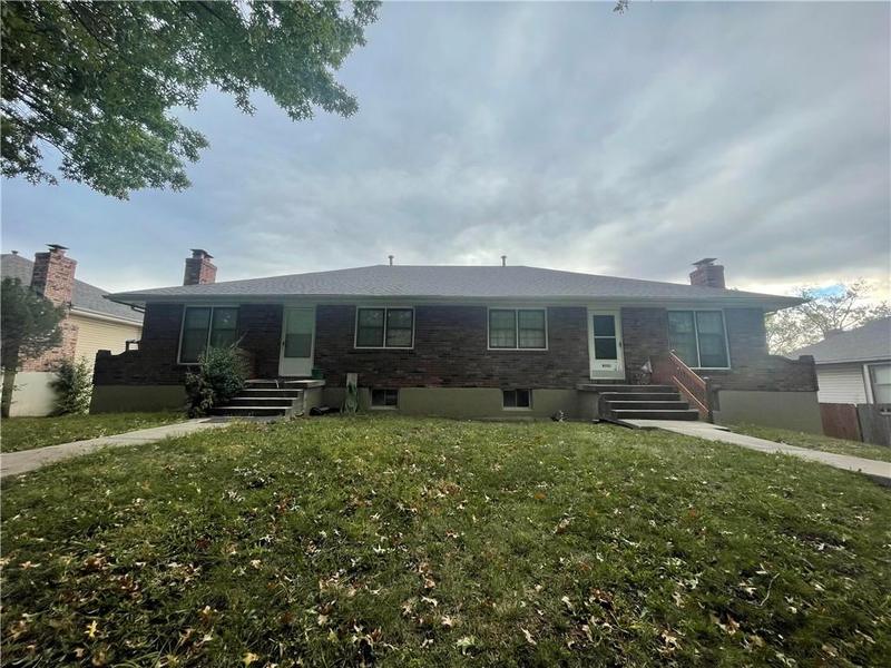 815 Valley Woods Drive, Grain Valley, MO 64029 for Sale