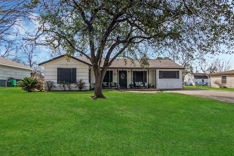 211 Lakewood Dr, Baytown, TX 77520 for Sale