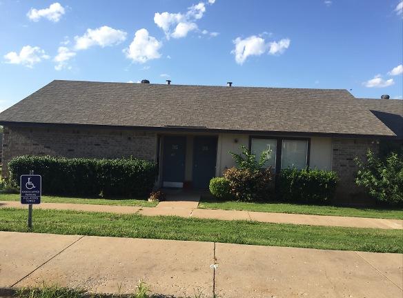 Cambridge Estates Apartments - 4315 Se Camelot Dr - Lawton, OK Apartments for Rent