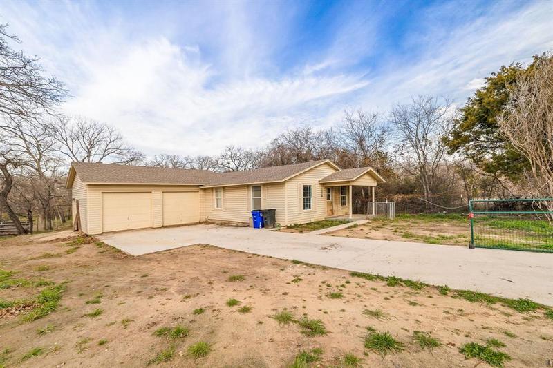 104 Rhoades St, Azle, TX 76020 for Sale