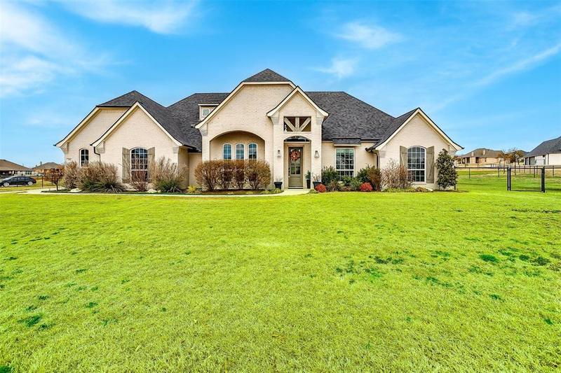 208 Columbia Ct, Springtown, TX 76082 for Sale