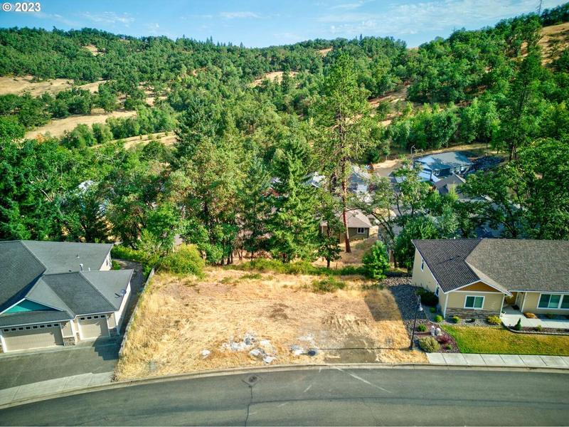 1758 NE REAGAN DR, Roseburg, OR 97470  623827027 for Sale