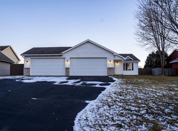 567 Pioneer Trail SE - Cambridge, MN 55008 - Home For Rent